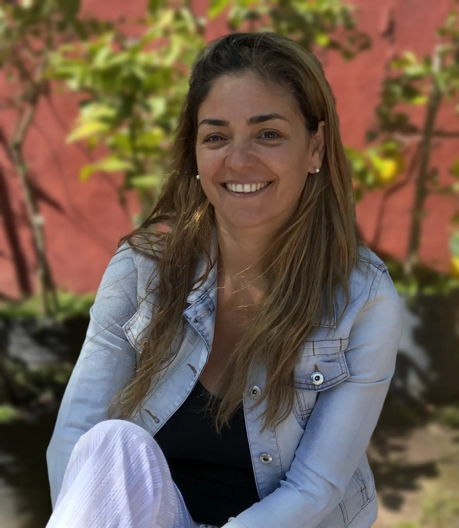 Georgina Ghiorzi sonriendo, con los limoneros de Tu Vivero de fondo