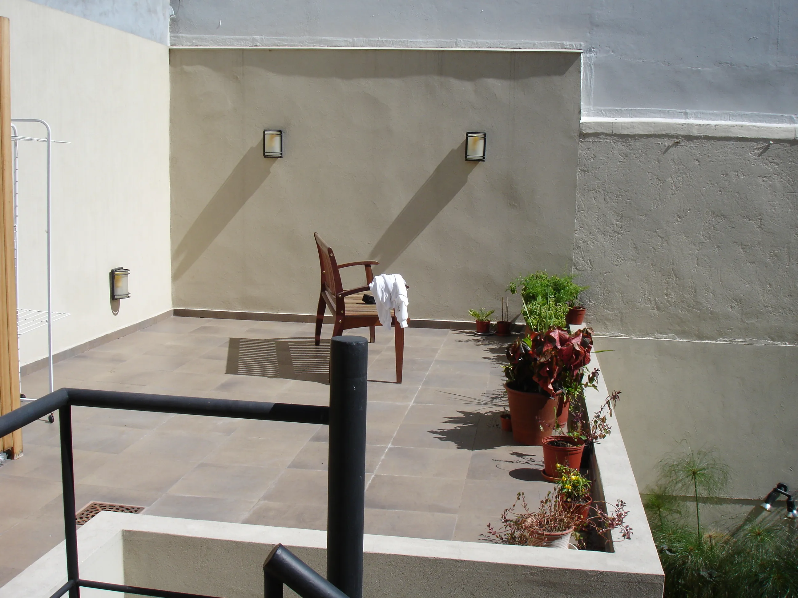 Terraza antes de la intervención, con el piso vacío